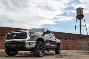 Toyota Tundra Coilover Suspension Kit - Rough Country - M1 Loaded Strut Pair | Monotube | 3.5in - '07-'21